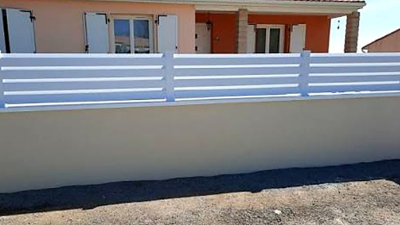 Mur bahut surmonte d'un dispositif a claire-voie : une composition que beaucoup de PLU imposent en limite de rue