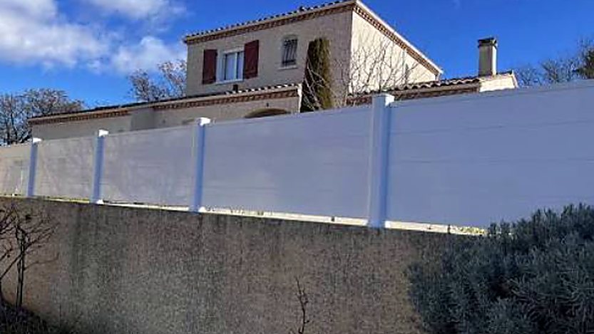 Sur muret en pente, la ligne haute reste horizontale tandis que le muret suit le terrain