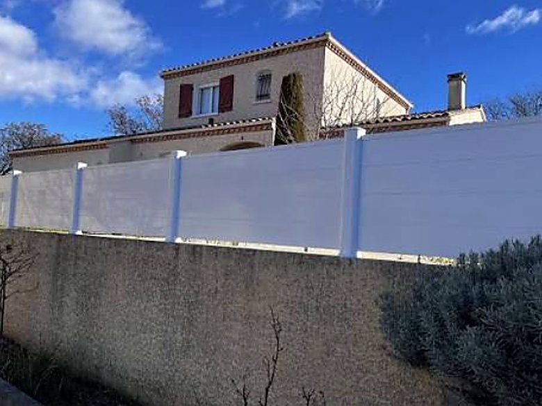 Chantier clôture Hérault — PVC sur muret en pente
