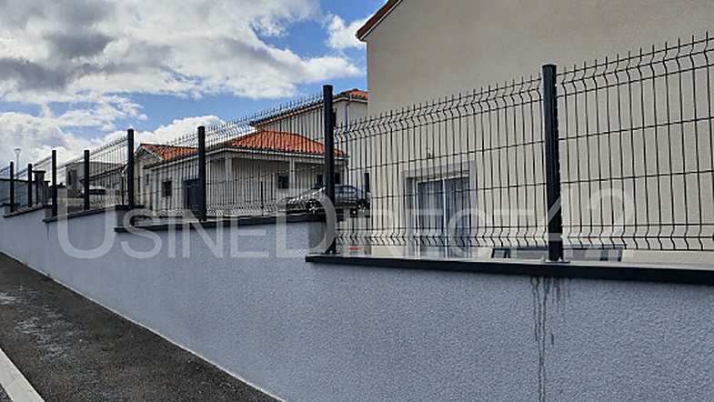 Pose sur muret existant : platines chevillees plutot que scellement, le cout au metre change