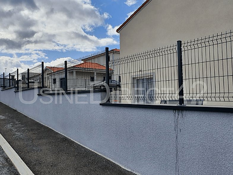 Chantier clôture Lunel-Viel — grillage rigide sur muret
